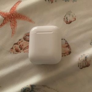 Apple AirPods 2nd gen case (white )